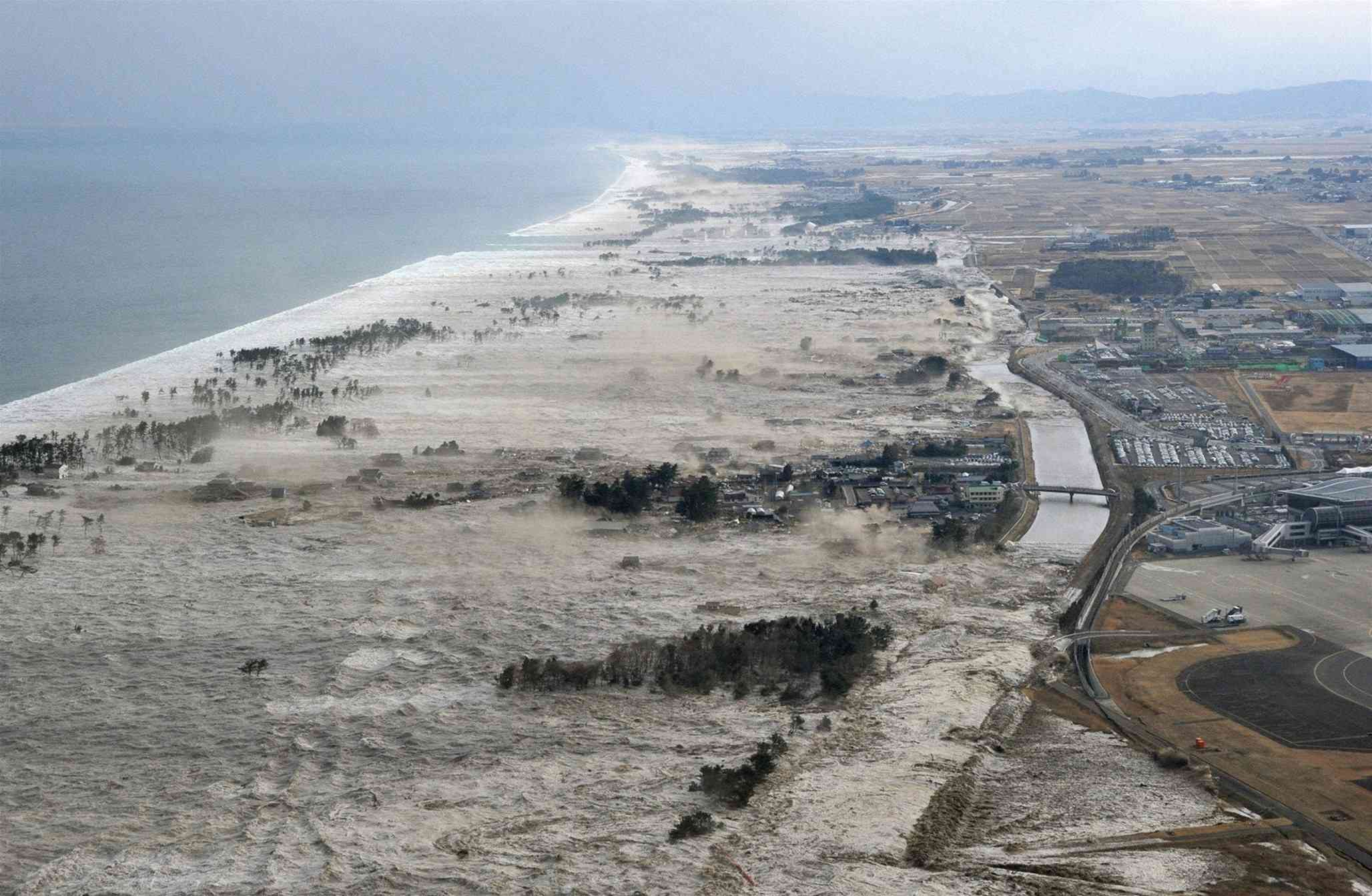 Морские землетрясения. ЦУНАМИ В Японии в 2011. Аэропорт Сендай после ЦУНАМИ. Фукусима ЦУНАМИ.