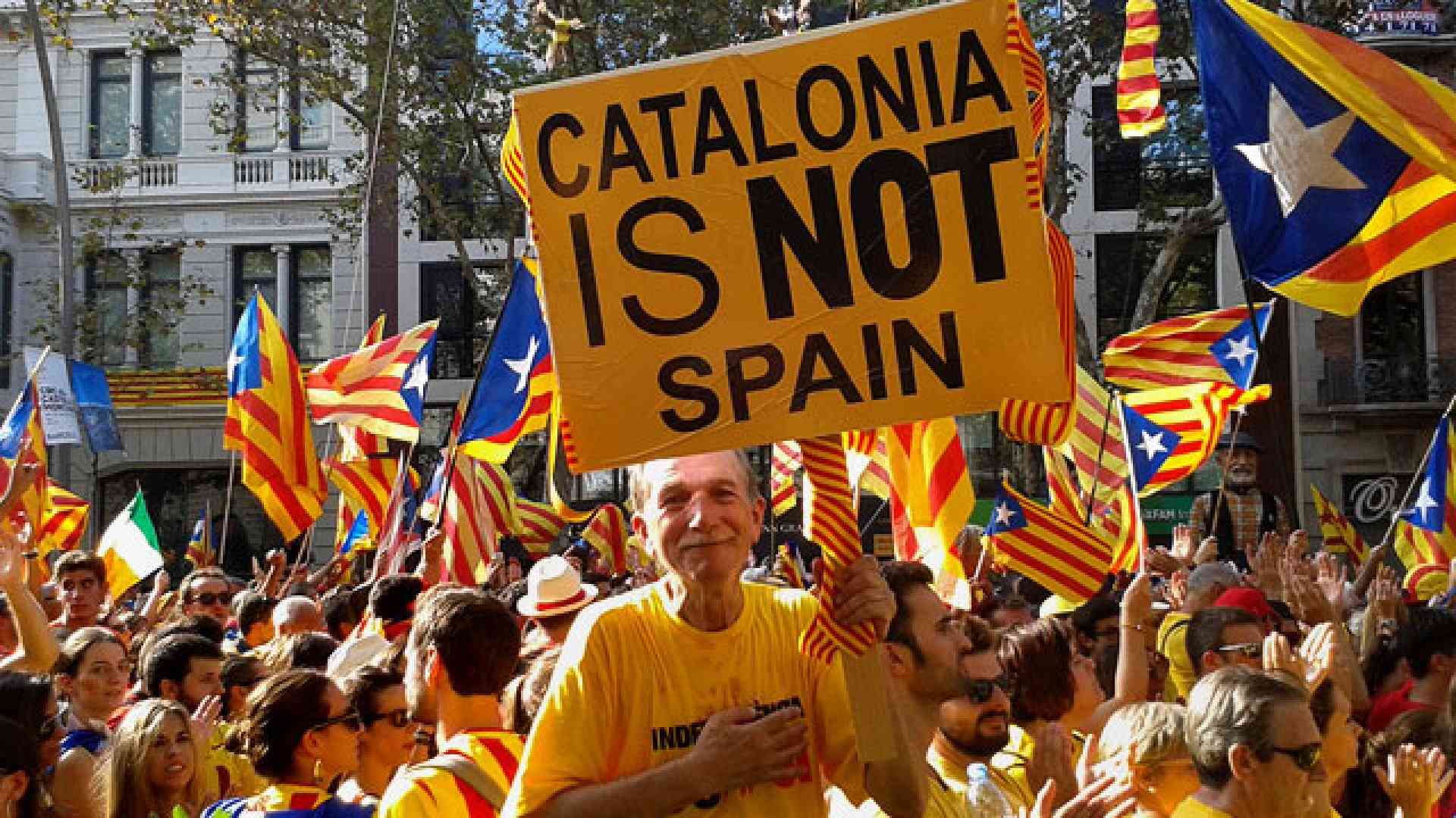 Хотят референдум. Испания независимость Каталонии. Испания vs Каталония. Каталония сепаратизм. Каталония и Испания конфликт.