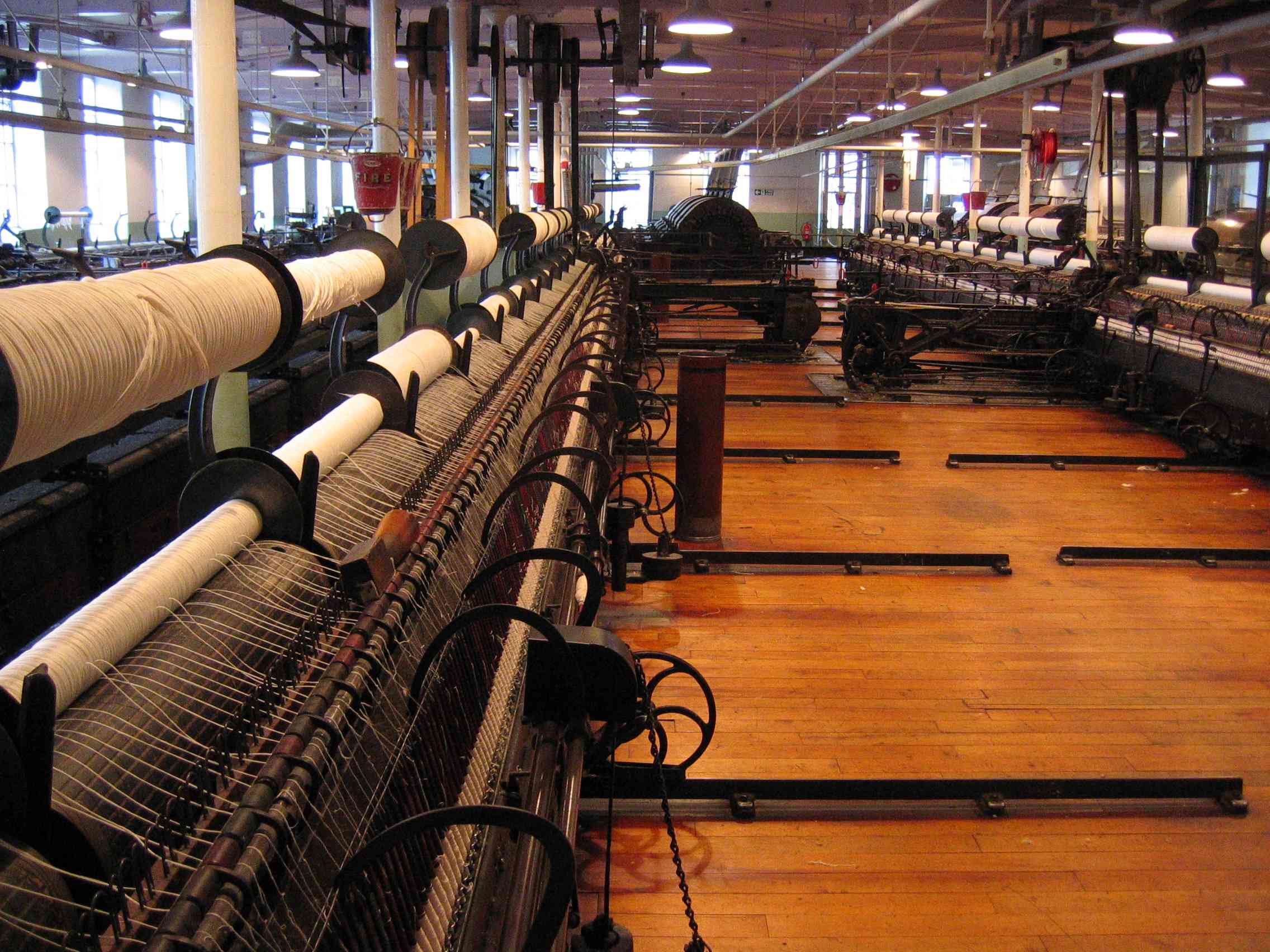Легкая пром. Ткацкая фабрика фабрика. Текстильная промышленность. Текстильное производство. Цех текстильной фабрики.