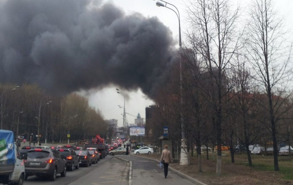 Пожар на Варшавском шоссе сейчас. Пожар на Болотниковской улице. Пожар на загородном шоссе. Пожар на юге Москвы сейчас.