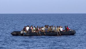 Мигранты в надувной лодке