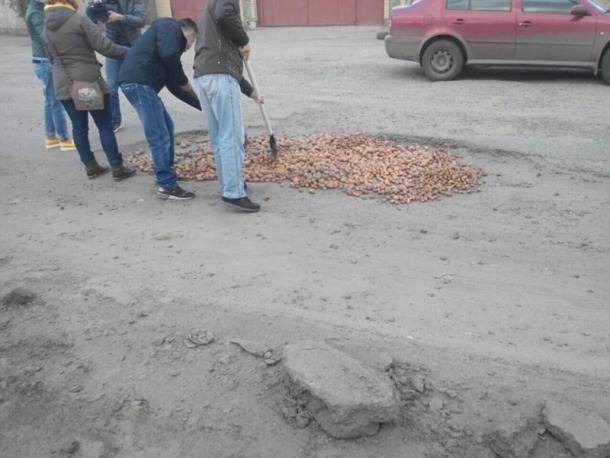 Картошка вместо асфальта заполнила дорожные ямы подле Харькова