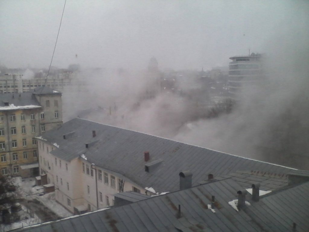 Вулкан «гiдностi»: Посреди Киева забил рукотворный «гейзер»