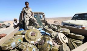  Йеменский солдат в грузовике, транспортирующем обезвреженные мины