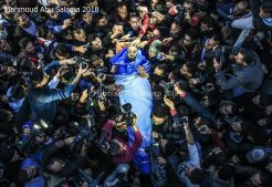 палестинцы несут тело Ахмеда Хусейна убитого журналиста