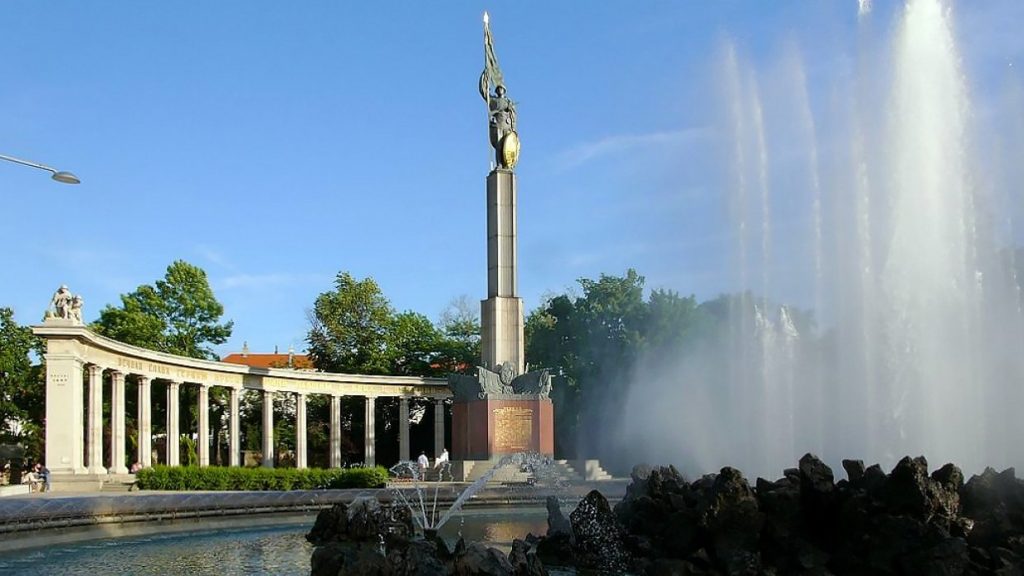 Память крови: Памятник Советскому Солдату в Вене спасен российскими туристами