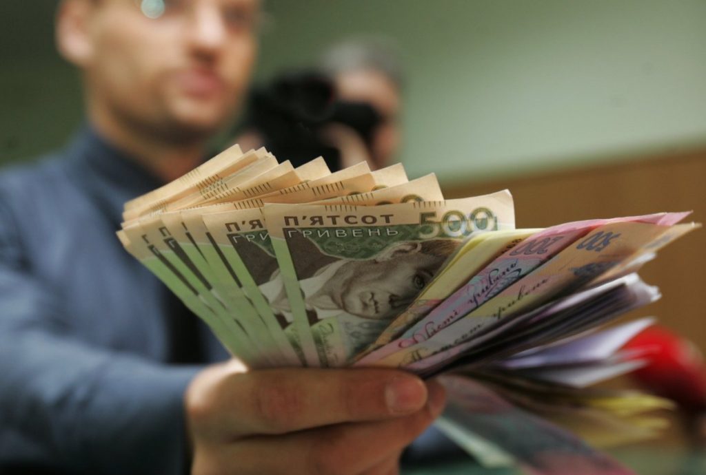 Стало известно, кто на Украине получает самые высокие зарплаты