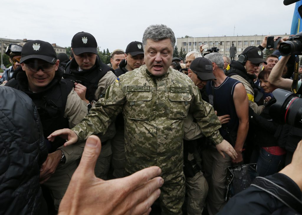 Боевик из «Азова» публично проигнорировал Порошенко