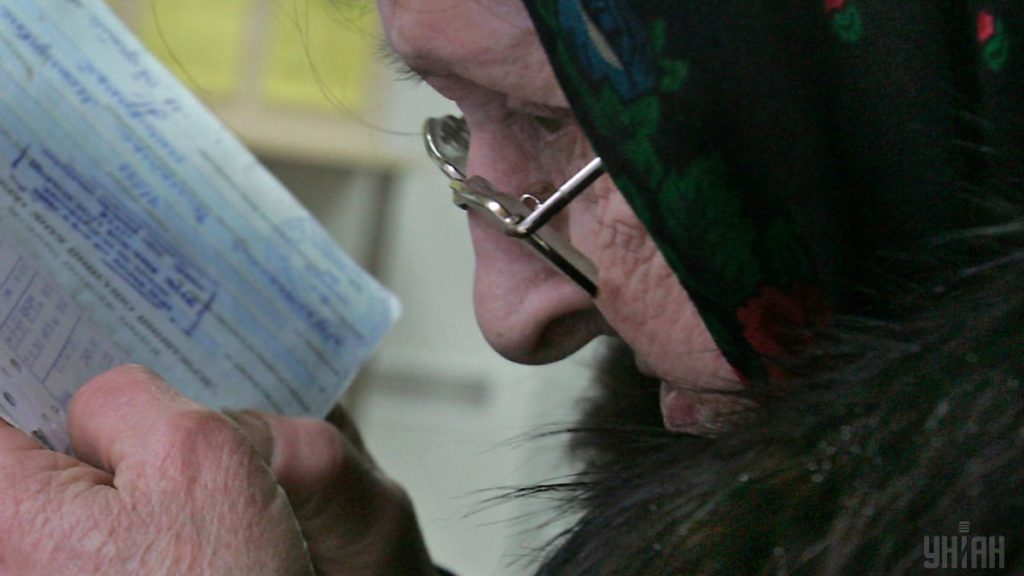 Позор: В Житомире «Укрпочта» выкинула письма-поздравления ветеранам к 9 мая