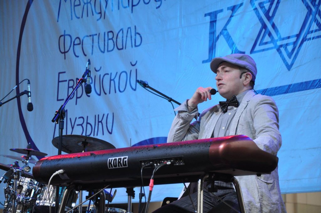 Пианист полдня играет на Майдане гимн Украины в поддержку экстремистов