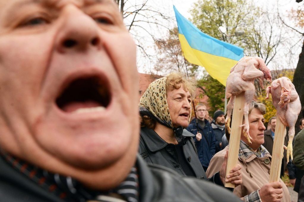 Ни слова о «гiдностi»: Украинцев волнуют война и нищета , а не «проблемы нации»