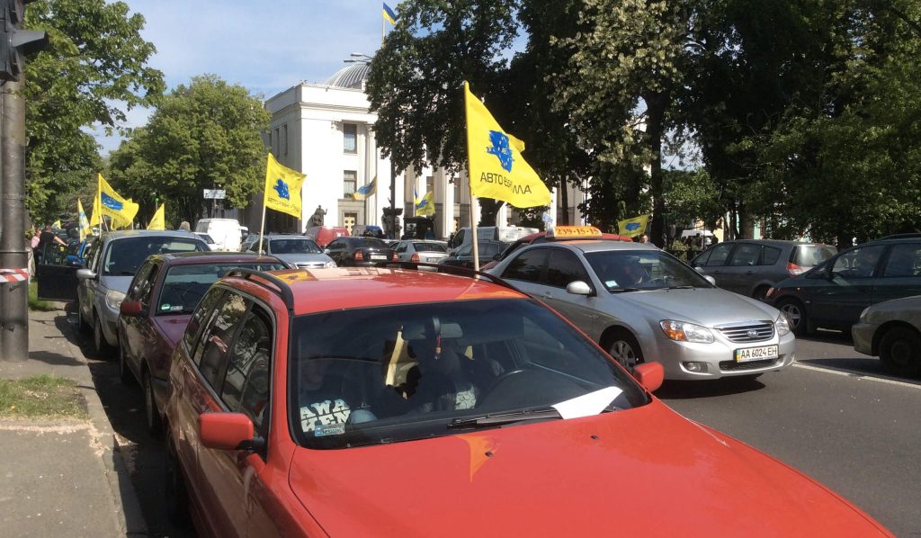 Киев снова в дыму: Раду и Кабмин блокировали многотысячные митинги