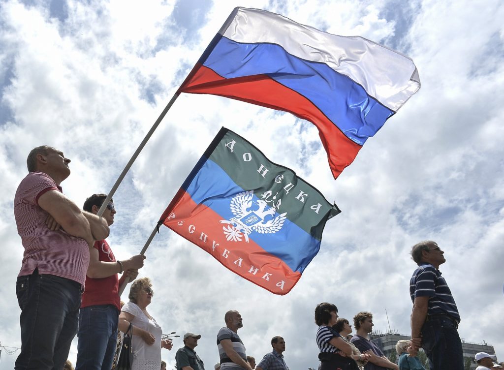 На фестивале «День Русской Славы» растоптали флаг «правосеков»