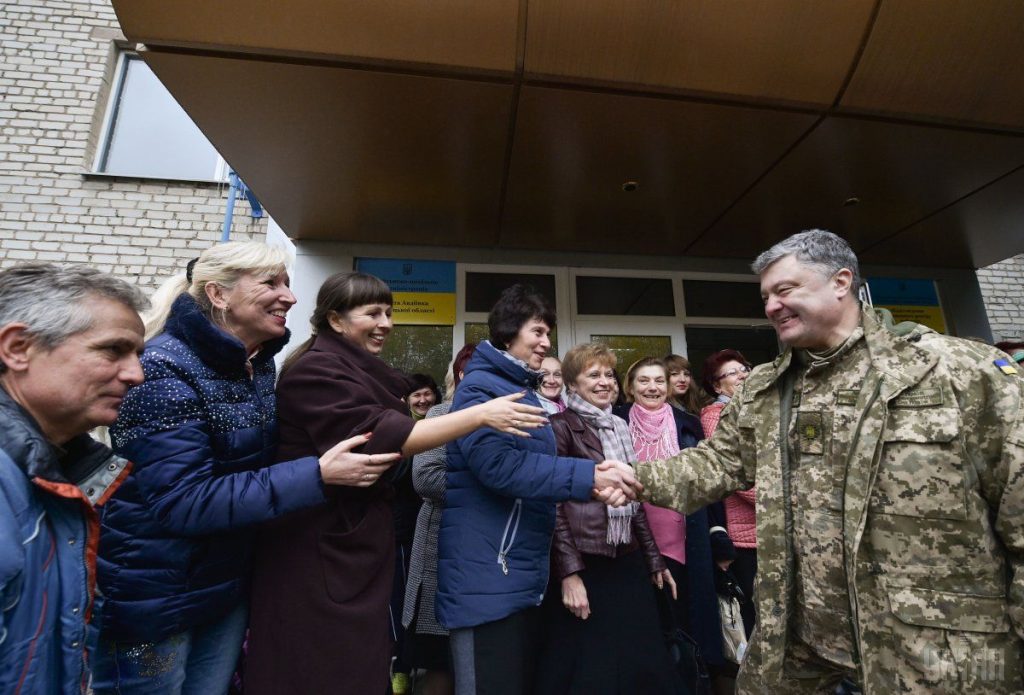 В оккупированной Авдеевке Порошенко встретил флаг РФ и бескозырка ТФО