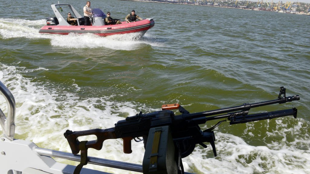 Погранцы РФ напугали украинский катер в Азовском море