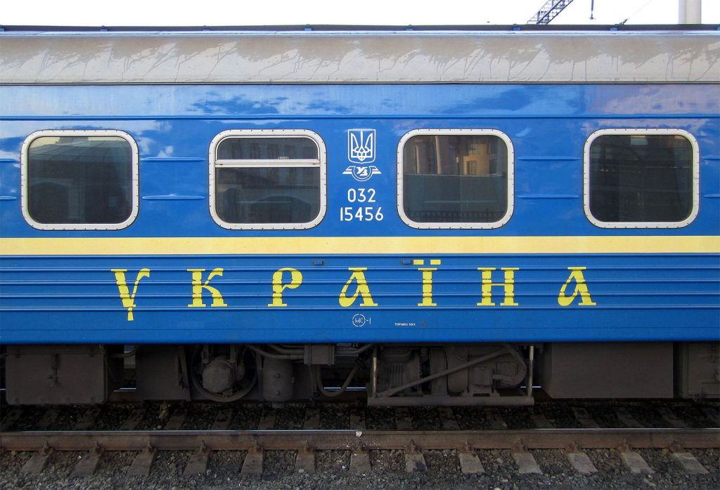 Нравы «Укрзализницы»: Пассажира выпинали из движущегося поезда