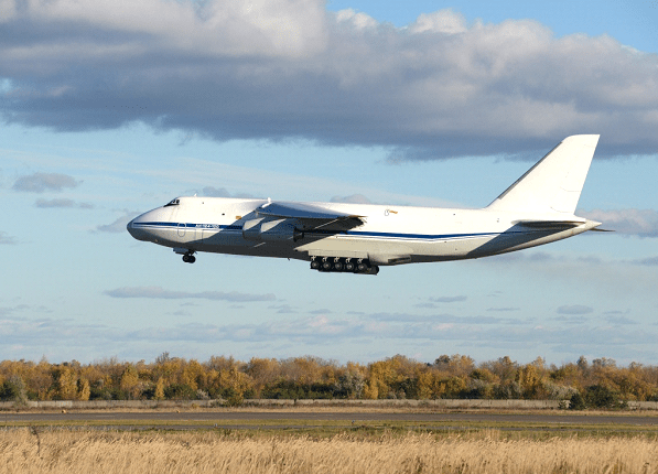 Сверхтяжелый самолет АН-124-100 набирает высоту