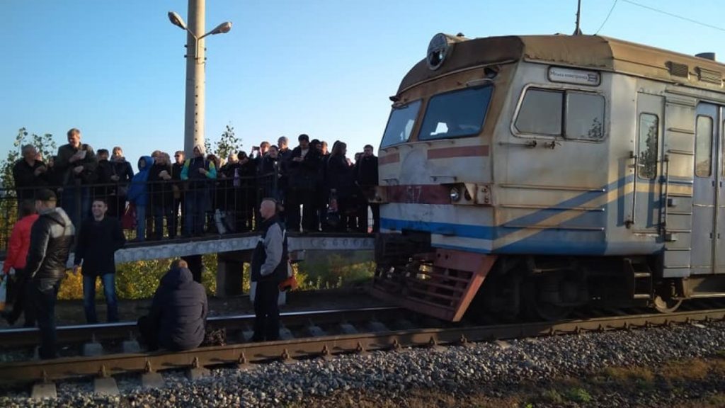 Рельсовый бунт: В Киеве пассажиры застопорили электропоезд