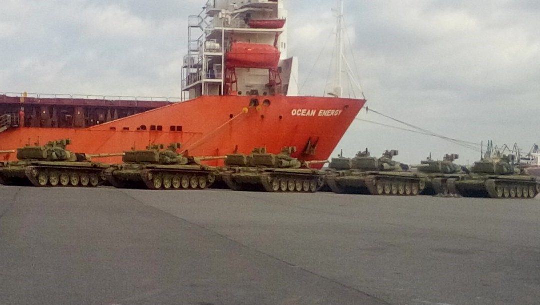 Танки Т-90СА в порту Усть-Луга