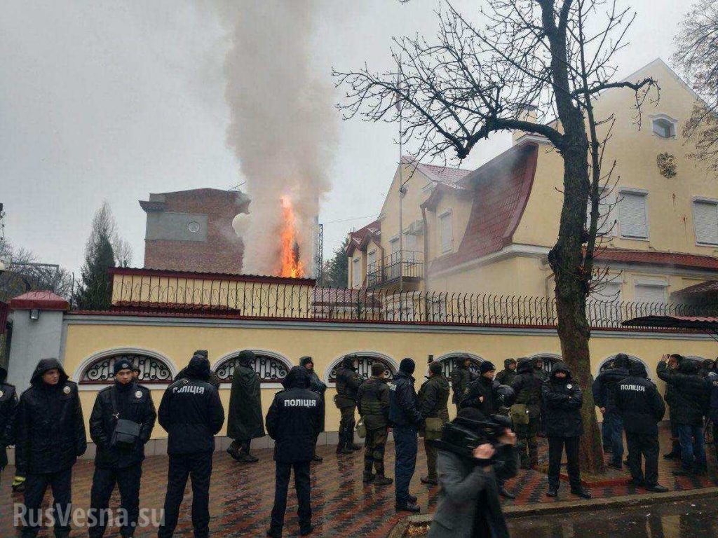 Российские генконсульства в Харькове и Одессе атакованы радикалами