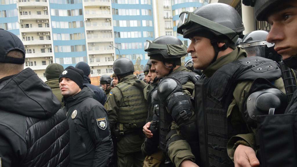 В Одессе радикалы провели акцию протеста у здания консульства России в связи с задержанием украинских катеров