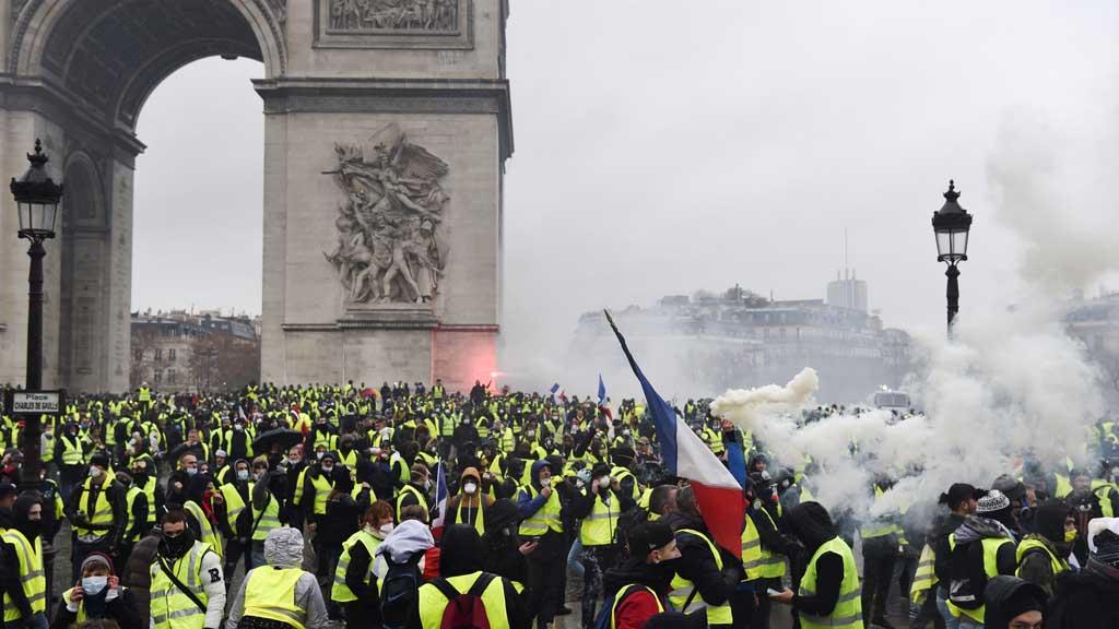 В Париже в ходе продолжающихся акций протеста "желтых жилетов" произошли столкновения с полицией. Арестовано 122 человека, более 20 человек пострадали в ходе беспорядков.
