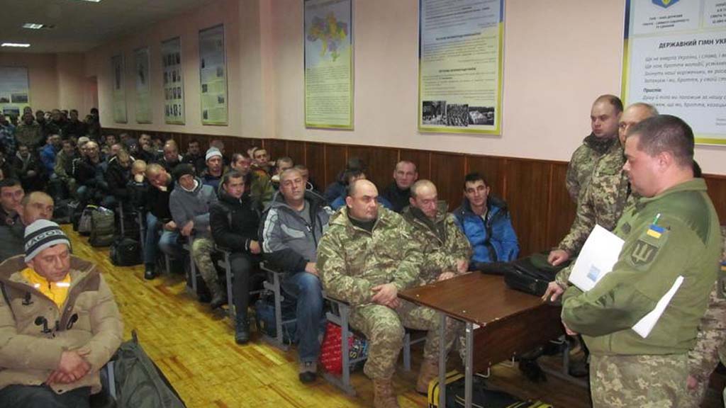 Харьковские резервисты массово записываются для участия в военных сборах, объявленных в областях Украины, где не так давно было введено военное положение.
