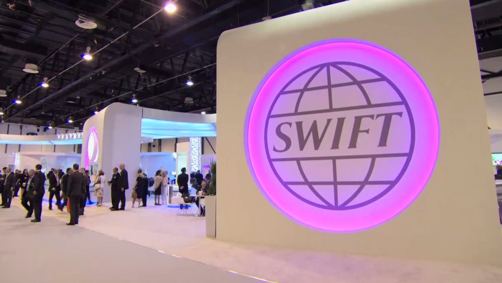 Заставят ли Россию покинуть систему SWIFT?