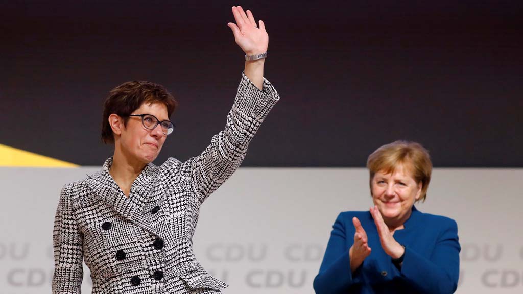 Депутаты немецкой партии ХДС избрали Крамп-Карренбауэр преемником Ангелы Меркель в качестве новой главы партии. По данным СМИ Крамп-Карренбауэр имеет наиболее близкую политическую позицию к взглядам Меркель, однако она занимает более жесткую позицию по отношению к России.
