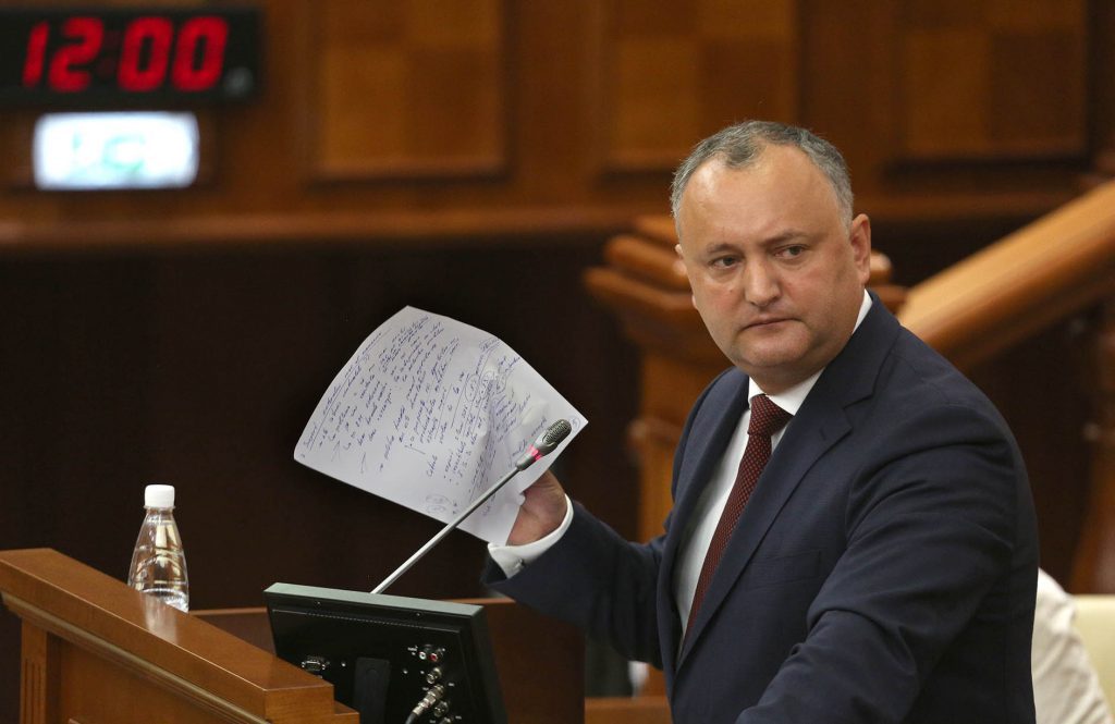 «Хромая утка»: Президент Додон временно отстранен решением КС Молдавии