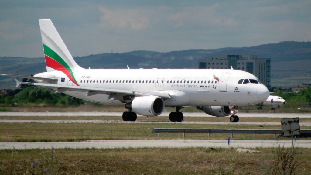 Окно самолета главы Минобороны Болгарии лопнуло в полёте