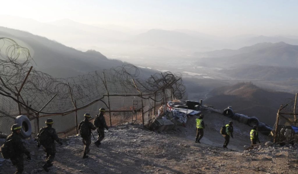 солдаты КНДР и Южной Кореи инспектируют границу