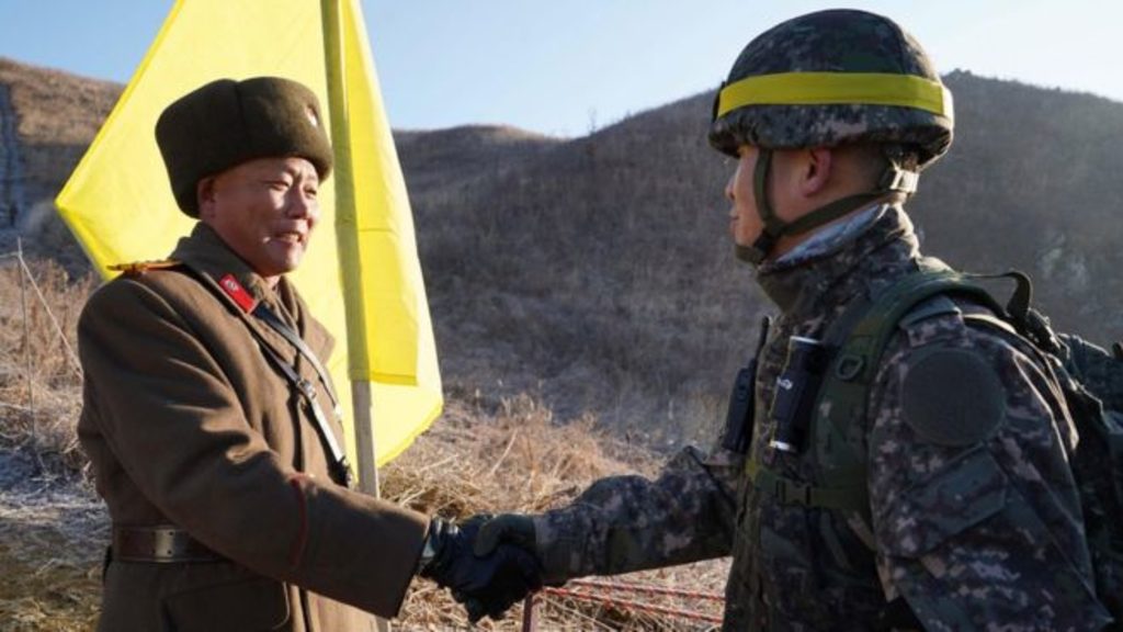 солдаты КНДР и Южной Кореи жмут руки