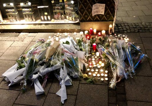 цветы на месте теракта, Страсбург