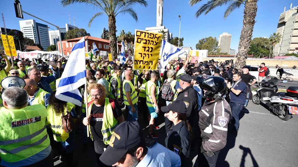 В Иерусалиме и Тель-Авиве прошли акции протестов, в ходе которых несколько сот человек, одетых в желтые жилеты выступили против повышения цен на электричество, водоснабжение и продукты питания.