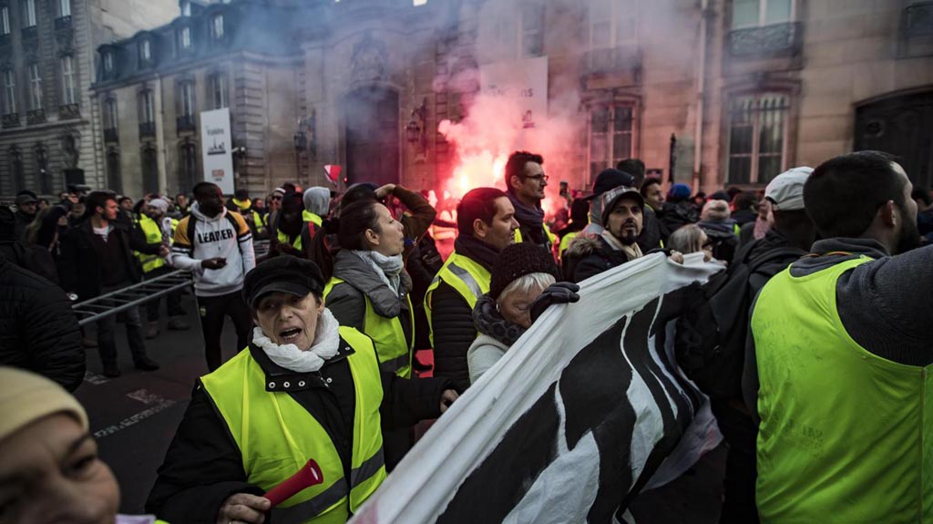 В субботу активисты движения "желтых жилетов" намерены выйти на очередные акции массовых протестов во всех регионах Франции. Для охраны порядка в стране мобилизовано около 65 тыс. полицейских.