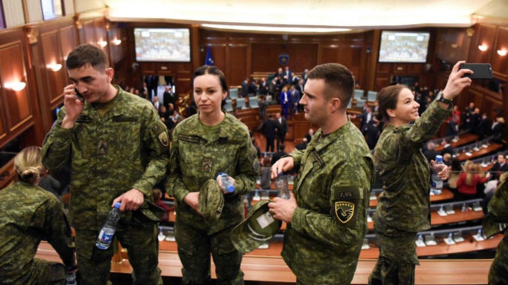 солдаты армия Косово парламент Приштина