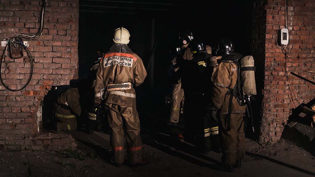 В результате пожара и вызванного им сильного задымления на руднике в Соликамске, на глубине 363 метра заблокированы девять человек. Ведутся спасательные работы.