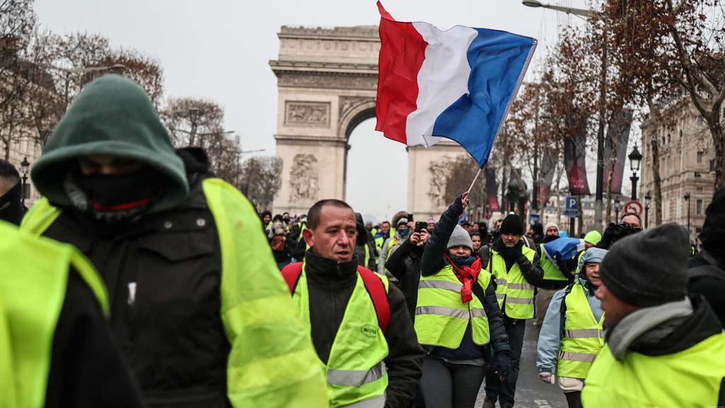 Во Франции продолжаются протесты "желтых жилетов", несмотря на постепенный спад накала протестного движения, сегодня в Париже собрались около 800 манифестантов.