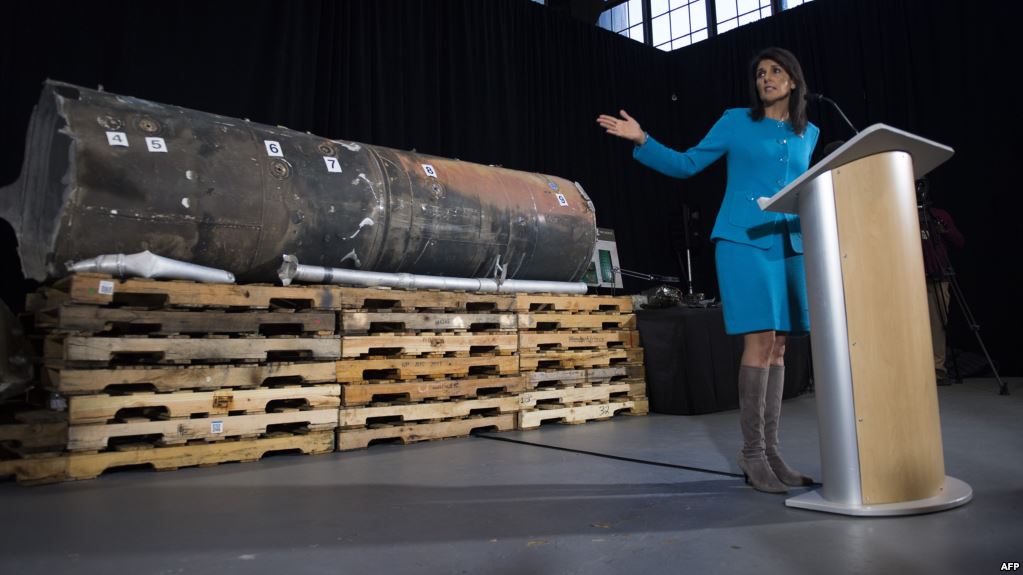 Постпред США в ООН Ники Хейли показывает обломки иранской ракеты