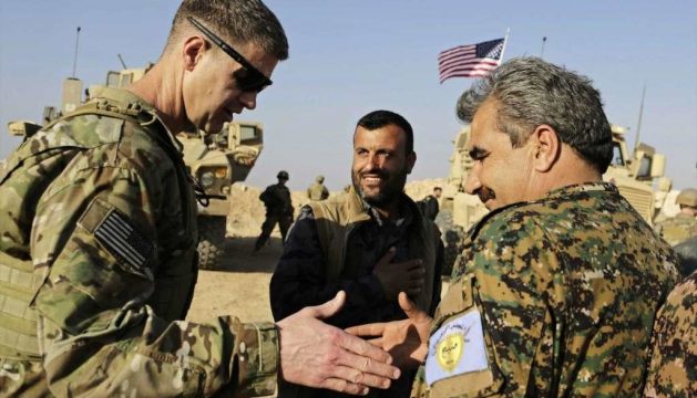 генерал сша приветствует курдского командира СДС в Mанбидже