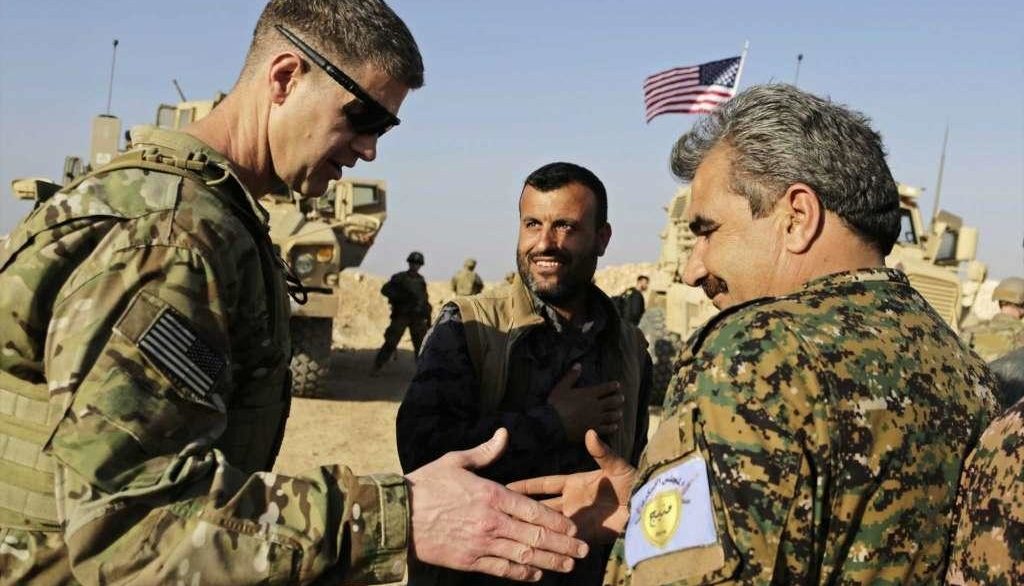 генерал сша приветствует курдского командира СДС в манбидже