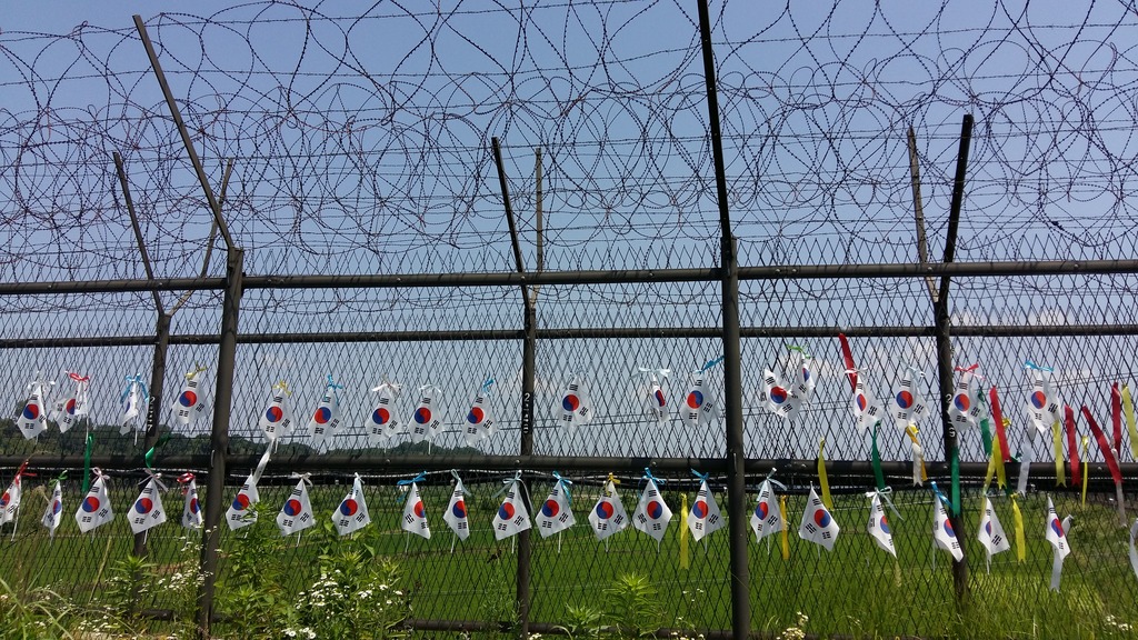 ленточки на заборе демитализированной зоны с южнокорейской стороны