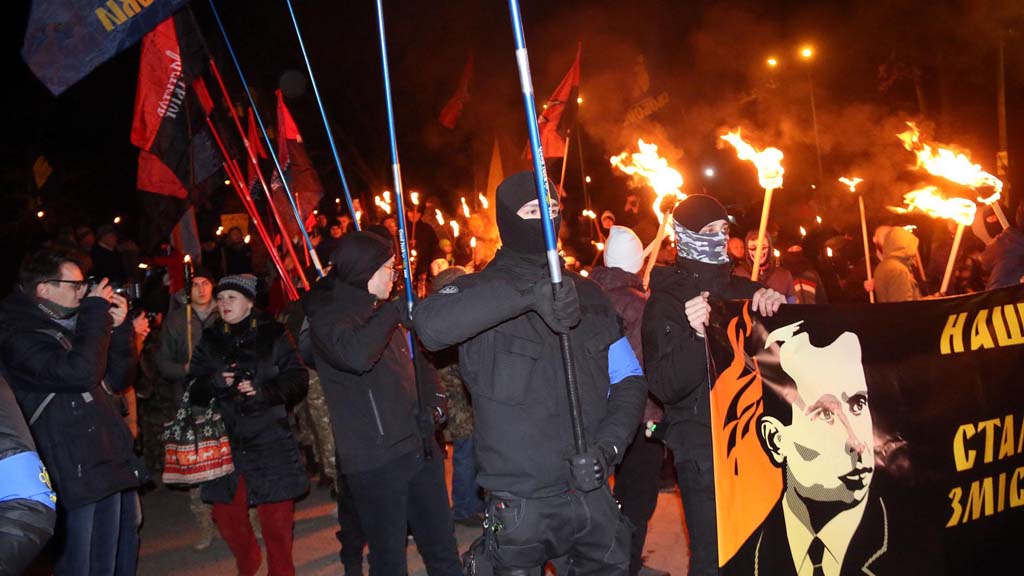 Во Львове состоялось факельное шествие приуроченное 110-летию со дня рождения лидера украинских националистов Степана Бандеры. В акции приняли участие около тысячи националистов.