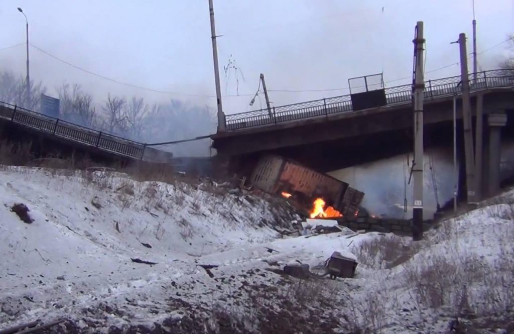 Работы на месте подорванной неизвестными опоры моста в Донецке завершены