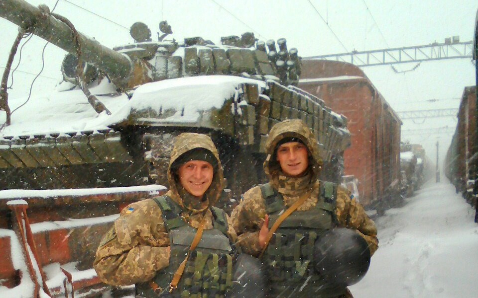 Бойцы ВСУ рядом с Т-64, доставляемым в зону АТО