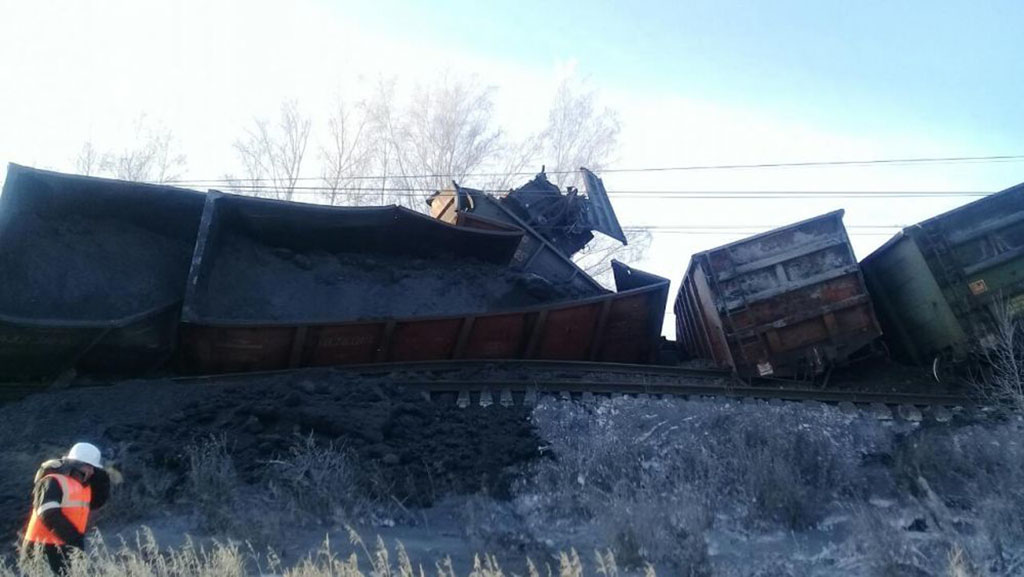 В Иркутской области с рельсов сошли 29 вагонов, груженных углем. В результате происшествия никто не пострадал, в результате аварии повреждены опоры контактной сети и 300 м железнодорожного полотна в обоих направлениях. Ведутся восстановительные работы.