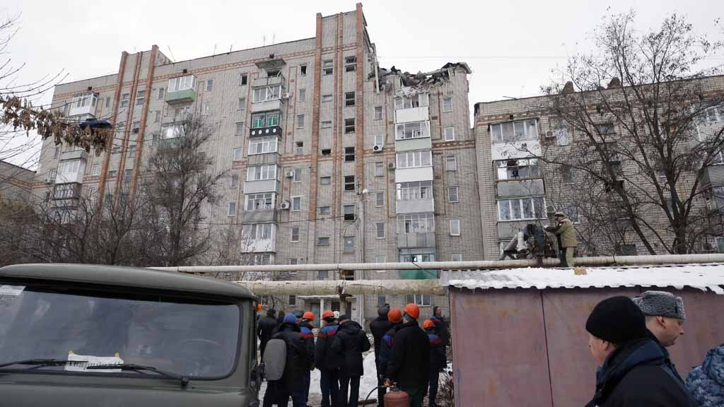 В результате взрыва газа на девятом этаже жилого дома в городе Шахты Ростовской области произошло обрушение межэтажных перекрытий. В пострадавших квартирах находились 13 человек один погиб, семерых удалось спасти, судьба еще четверых пока неизвестна. Проводятся спасательные работы.