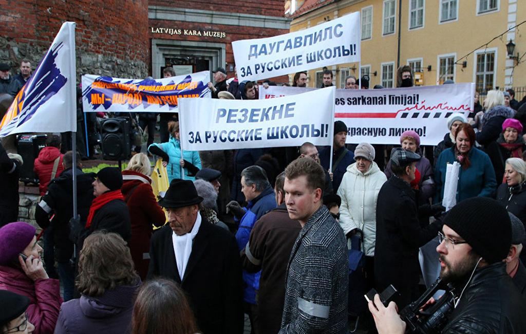 В столице Латвии провели марш за социальные права и русские школы