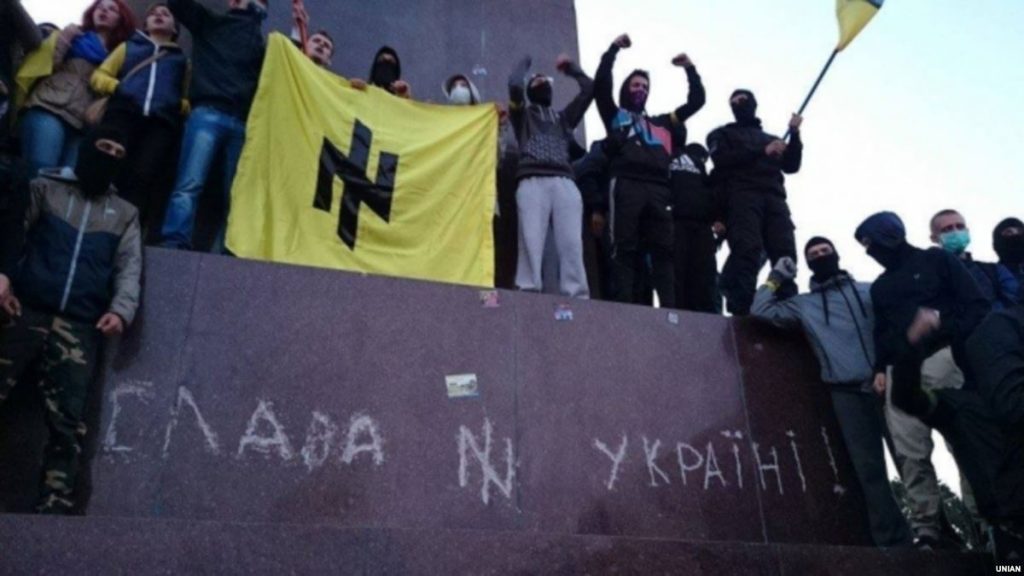Наблюдать за «выборами» на Украине будут неонацисты «нацдружин»